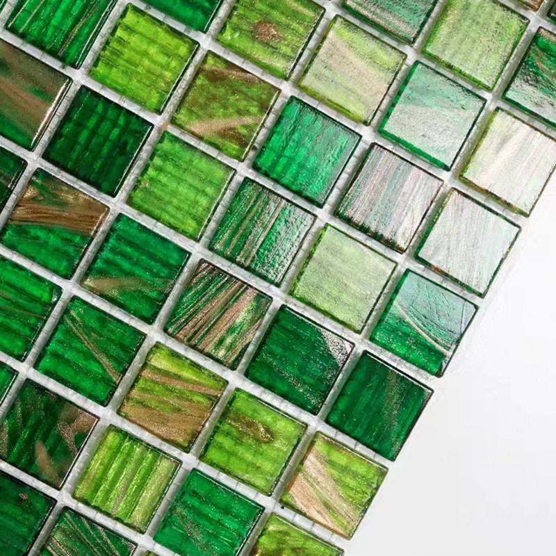 Klassieke Retro het Mozaïektegels van het Stijl Groene Glas met Gouden het Toilet van de Achtergrond lijnbadkamers Muurtegels